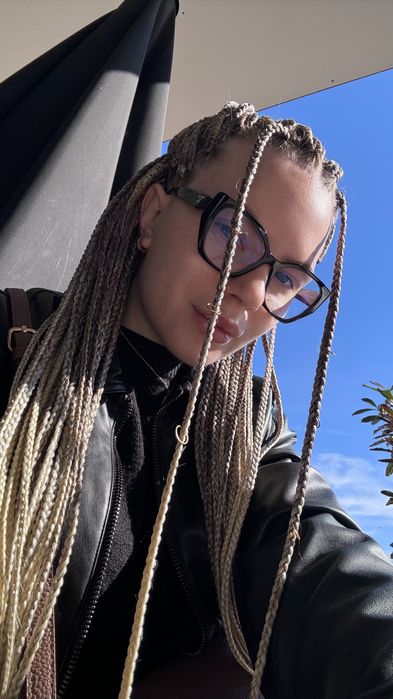 Împletirea de cozi afro pentru adulți și copii