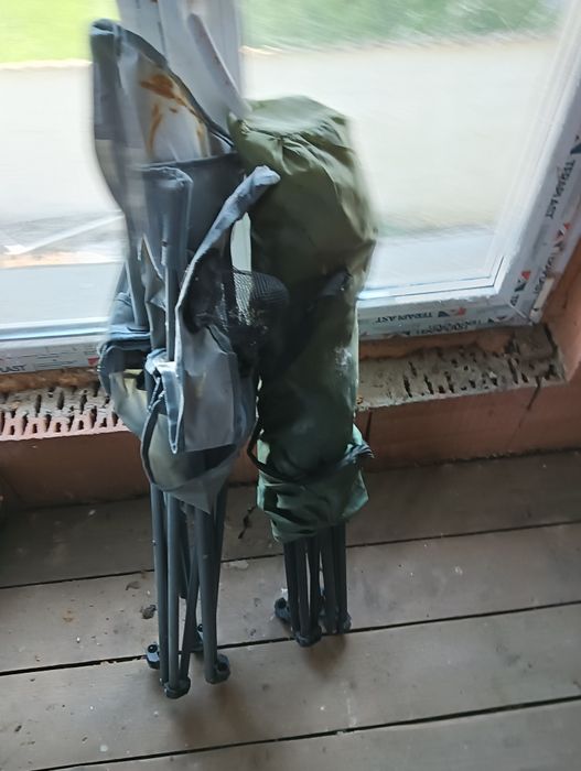 Vand 2 scaune de pescuit cu 300 Roni ambele