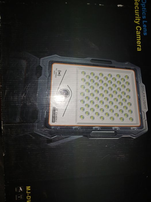 Cameră de supraveghere cu panou solar și cu proiector de lumini