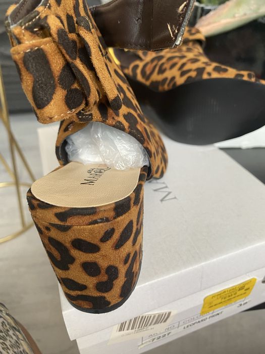 Sandqle din inlocuitor de piele intoarsa