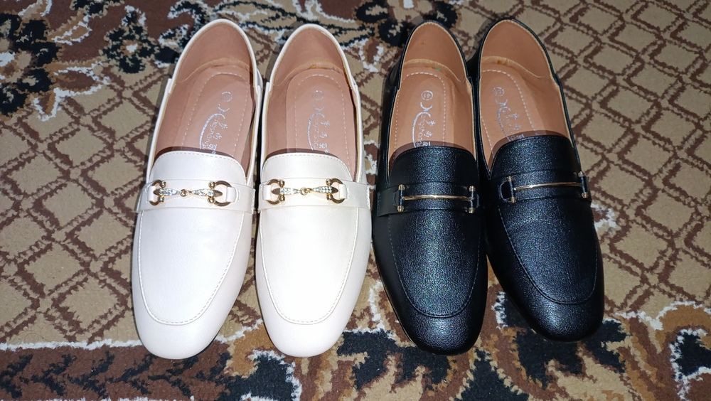 Новые женские лоферы бежевые и чёрные 40-41 размер