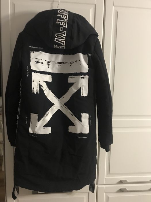 Дълго манто в черно с красини орнаменти