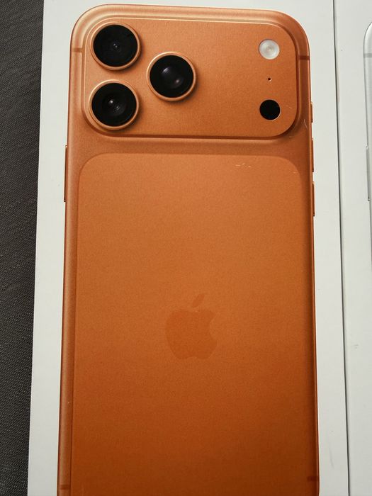 Продавам iPhone 17 pro max 256gb. Нов, гаранция до 2029г.