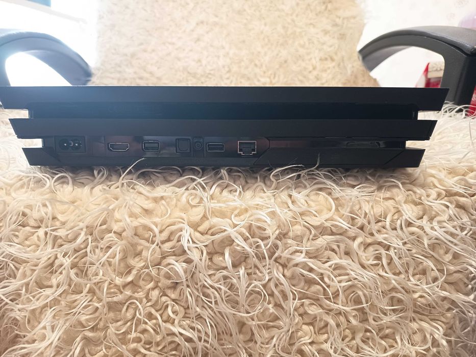 PS4 PRO 1 TB CUH-7216b с 4 игри !