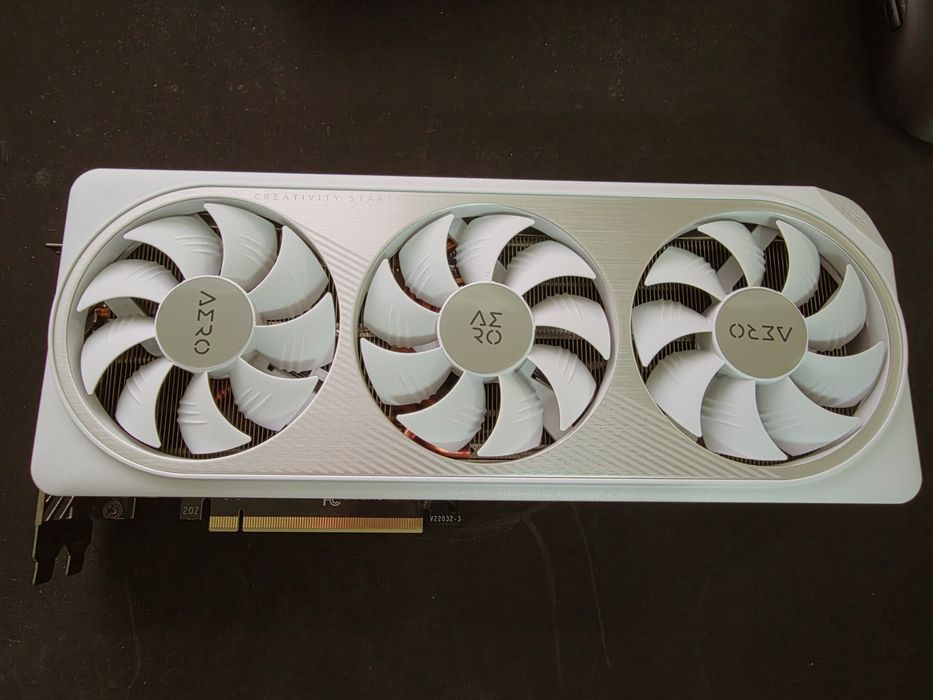 Видеокарта Gigabyte RTX 4070 Super.