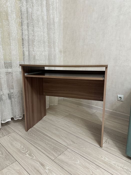 Стол письменный удобный