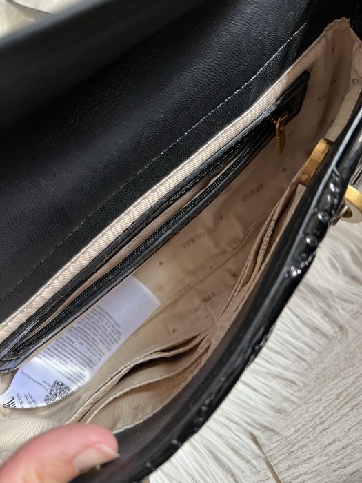 Лачена чанта guess