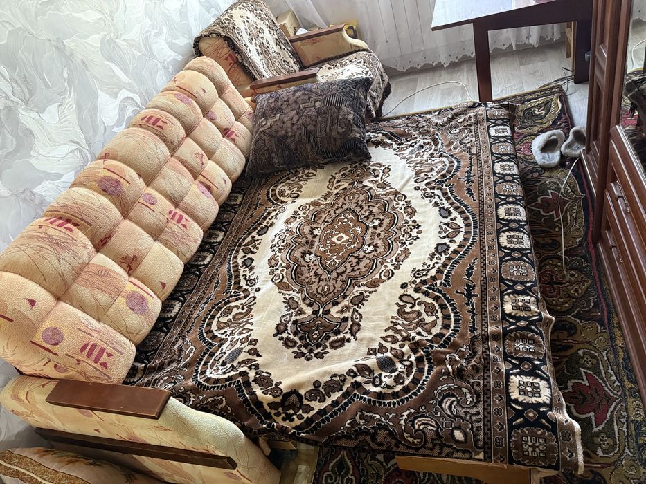 Диван с двумя креслами