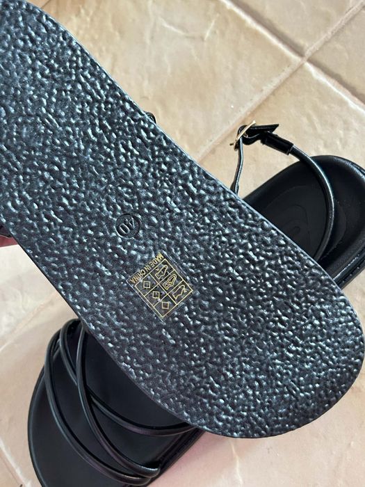 Нови черни сандали