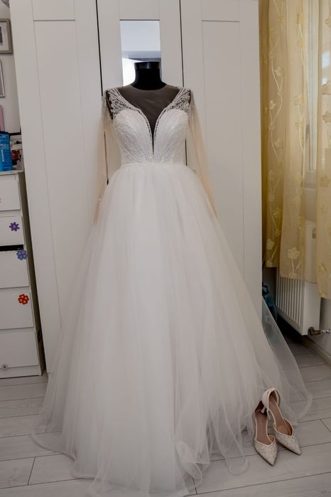 Vand rochie de mireasa  pe corset ofer la ea voal,jupa și cerc