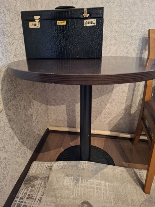 Стол для интерьера