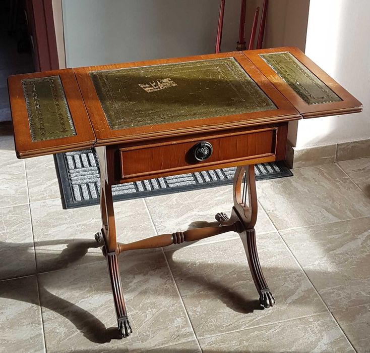 Старинно дървено шкафче- масичка