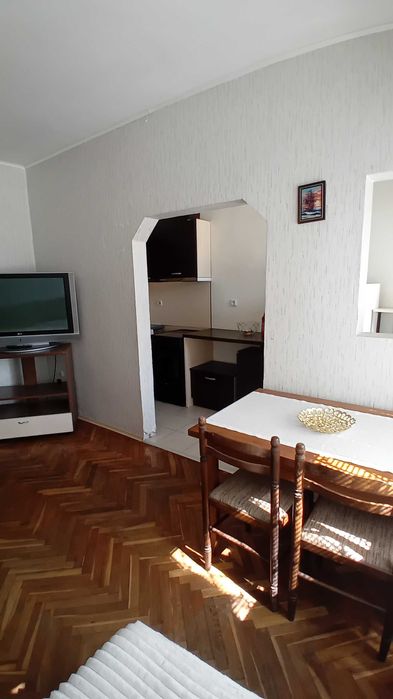 Двустаен апартамент до Общината