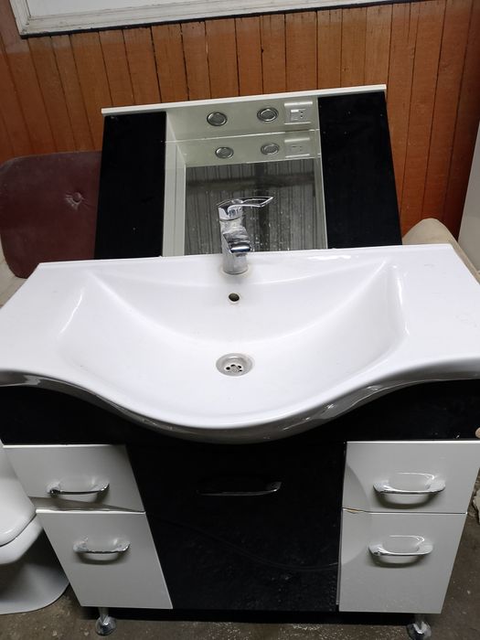 Раковина с тумбой и унитаз.