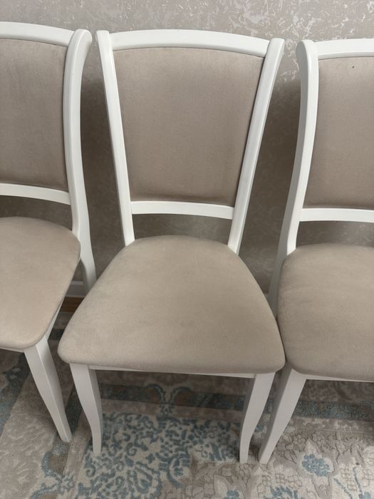 Продам 8 новых стульев