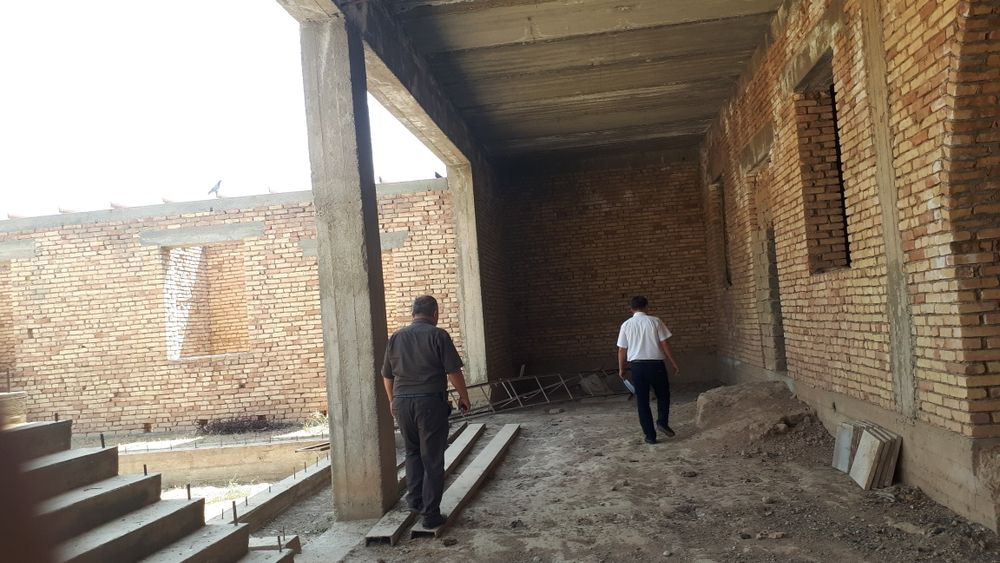 Еркургон бозори рупарасида ховли сотилади.