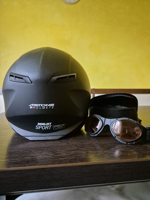 Vând cască moto Astone.