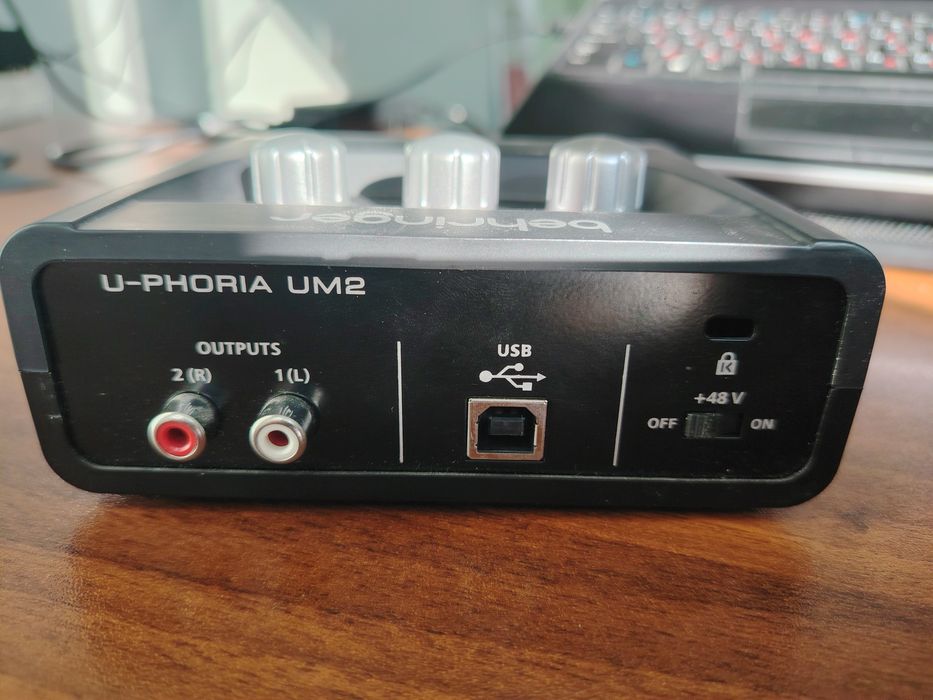 Продавам звукова карта и микрофон Behringer