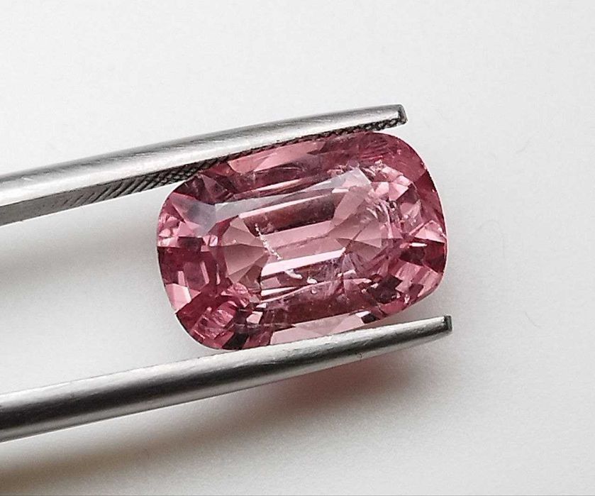 Стилен шпинел в изискан Падпараджа цвят 3.68кт.! Нов!