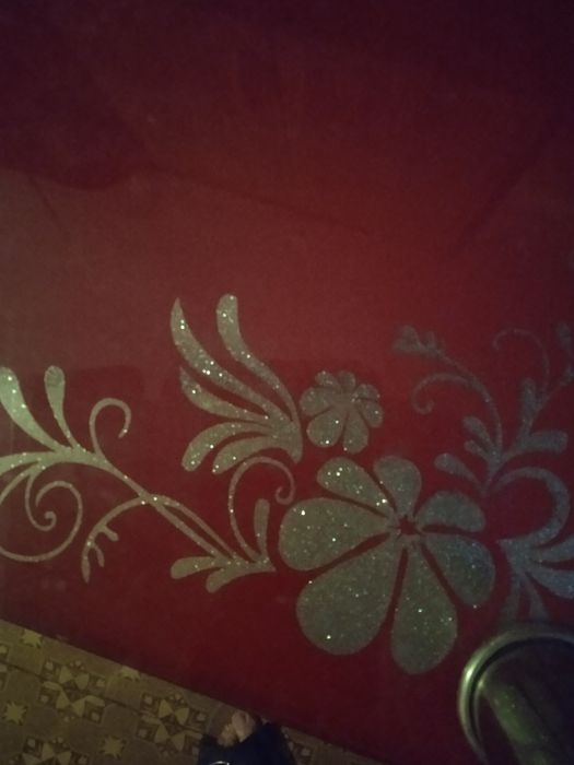 Стол из толстого тёмного стекла