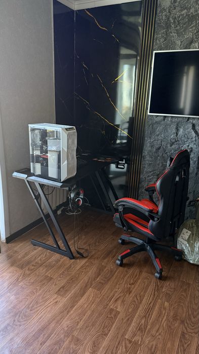 Компьютер со столом и игровым креслом