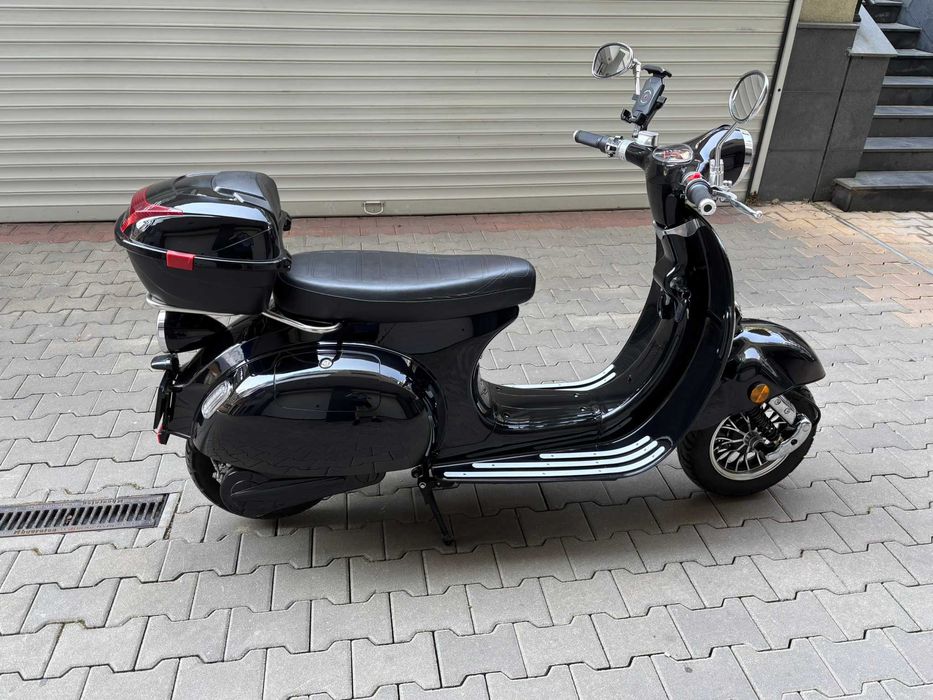MOTORETTA Plus 2000W с куфар • 2 батерии • Гаражна, на 4000 км
