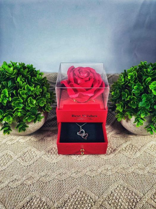 Луксозна кутия с вечна роза и колие по избор нов подаръчен комплект