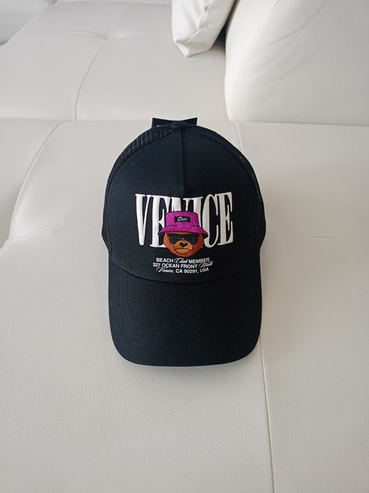 Vând șapcă sport fashion produs model deosebit produs de calitate.