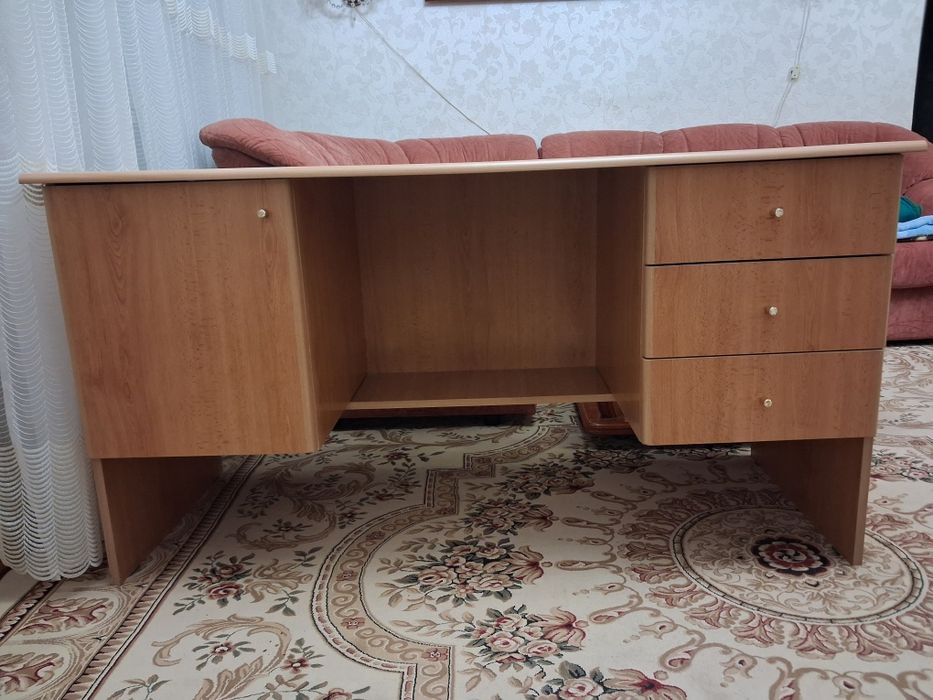 Продаётся стол письменный двухтумбовый
