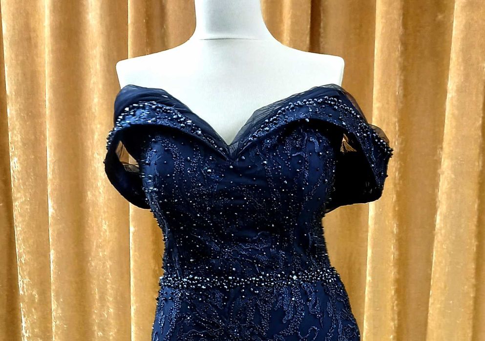 Елегантна дизайнерска вечерна рокля в тъмно синьо