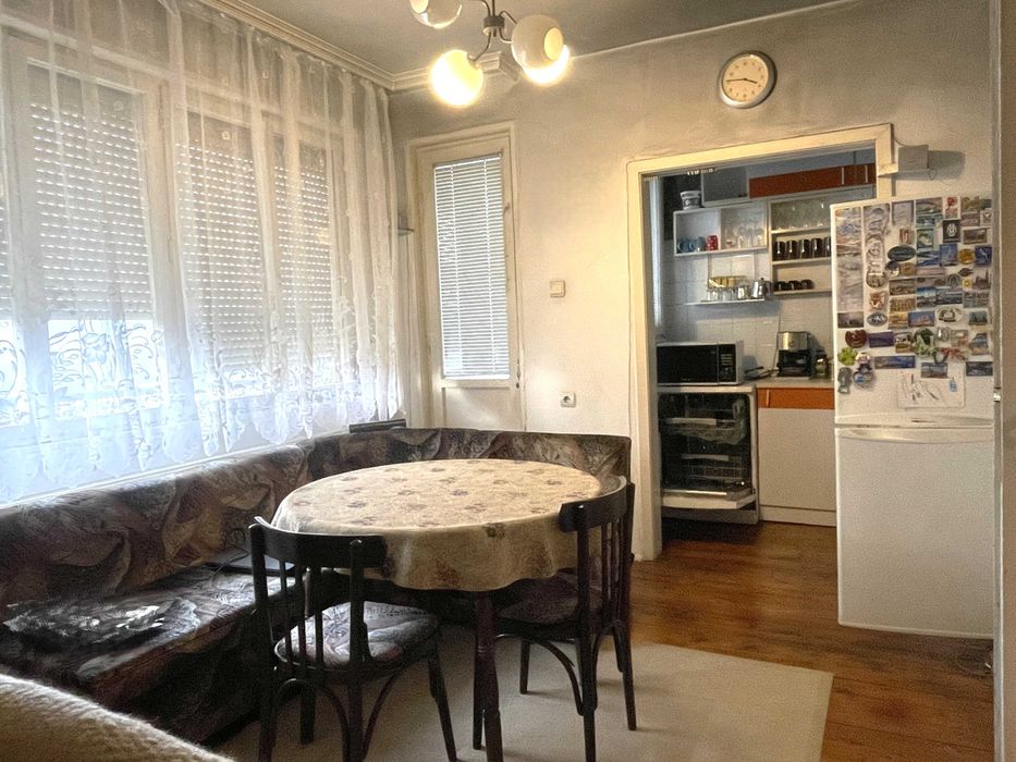 Продава се просторен апартамент - кв. Стефановци