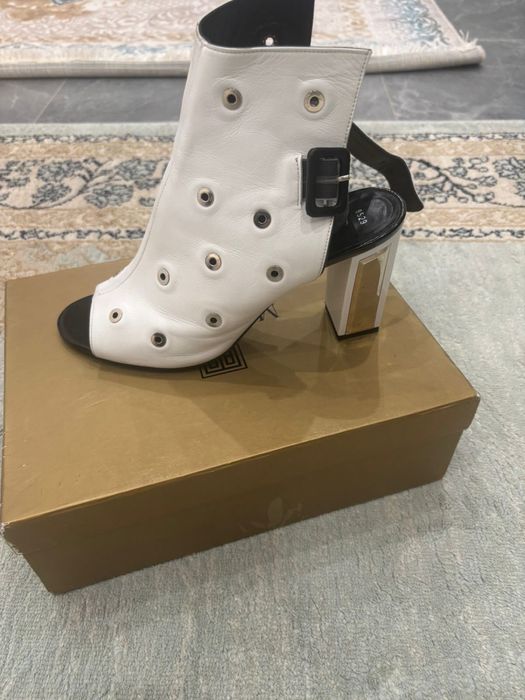 Туфли на среднем каблуке