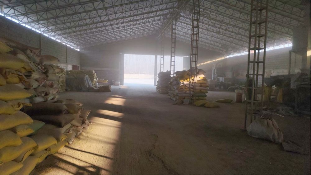 Продается нежилое помещение 3.000 метр 3+ гектаро земли