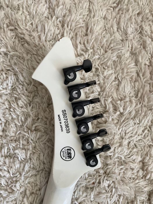 Vând chitara  din Masterpiece- Esp Snakbyte SW -Made in China, cu doze Emg JH Active   la care s-a schimbat tot (doze ,bridge ,nut , retastat , setat