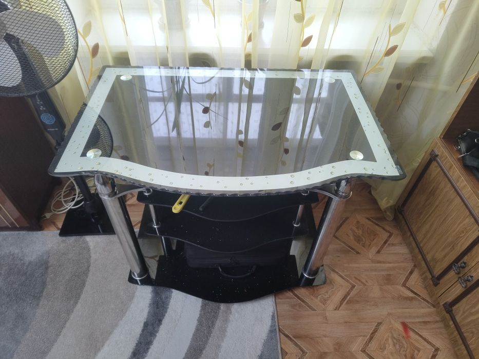 Продам стеклянный столик под телевизор