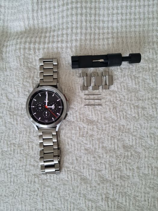 Продавам Samsung Watch 4 Classic 46mm + Комплект 4 Каишки