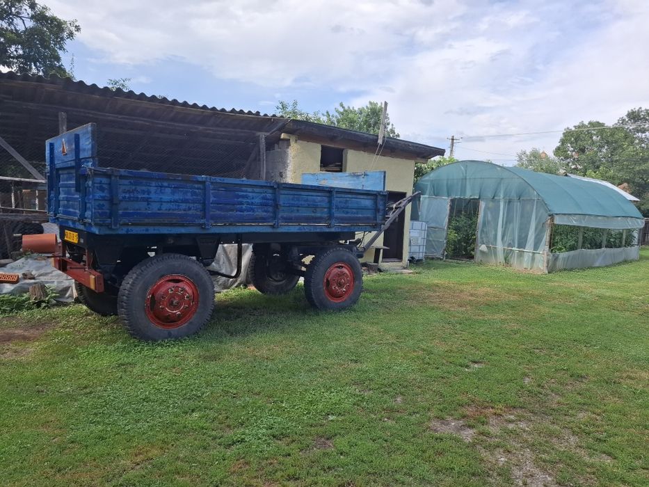 Remorca în stare de funcționare foarte bună.Basculabila pe ambele parti