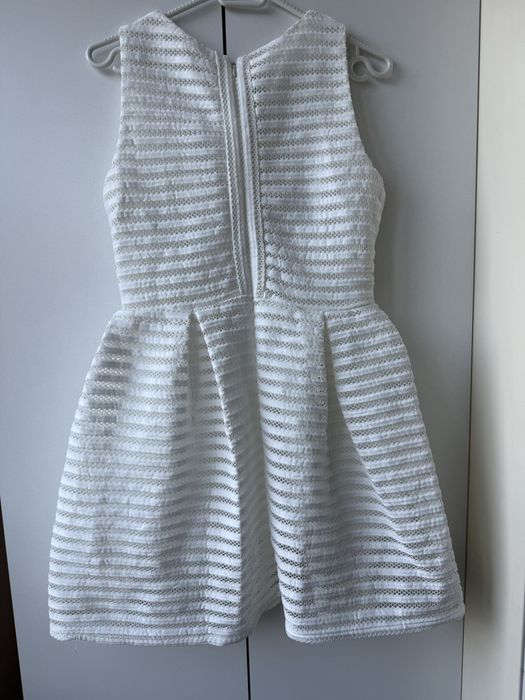 Елегантна бяла рокля