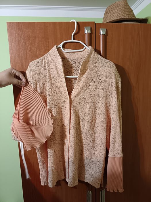 Rochie din satin și bluza din sintetic