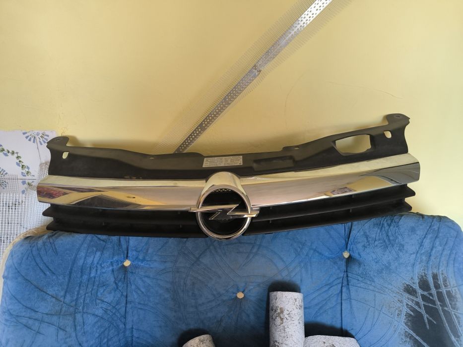 Преден капак Опел Астра Н черен металик предна решетка Опел Астра Н