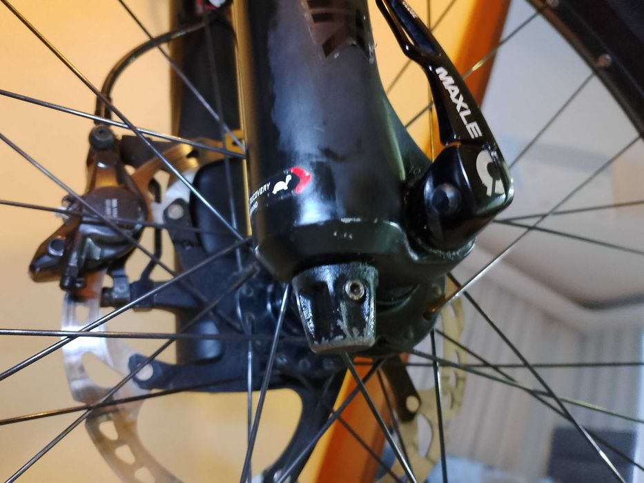 Vând furca rockshox lyric ultimate 27'5 15x110 cu puține zgârieturi pe lowere