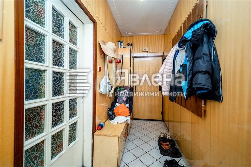 Голям тристаен апартамент в центъра на София