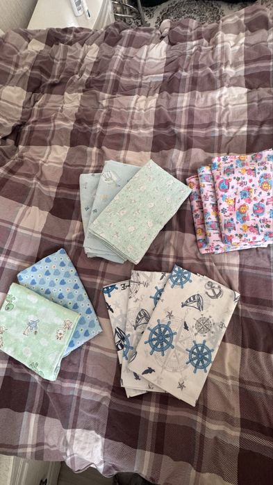 Пеленки 11 штук, 9 больших, 2 поменьше.