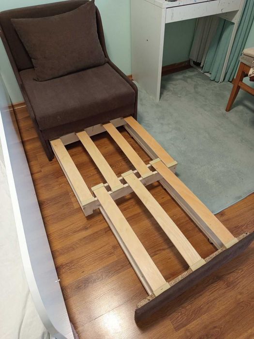 Мебели за дома,разтегателен фотьойл, люлеещ стол и трапезни столове.