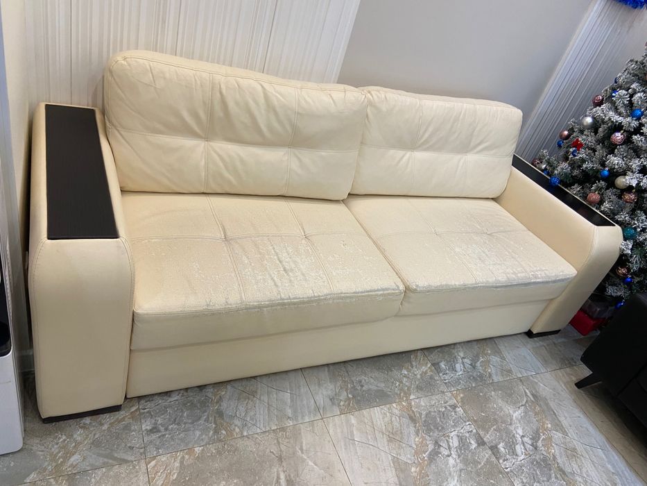 На продаже диван светлый