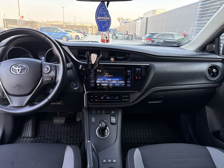 - Toyota Auris 1.8 Hybrid 2016