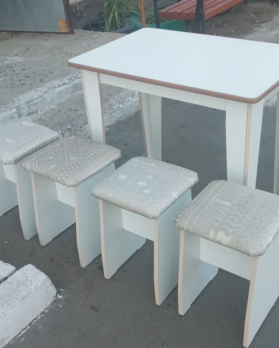 Кухонный стол 4 табурета