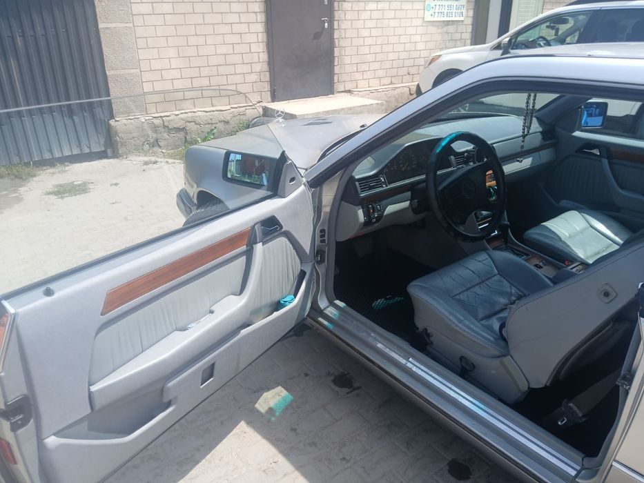 MERCEDES-BENZ  124 e 300.