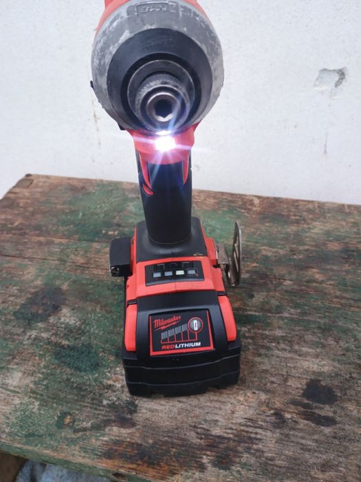 Filetanta cu impact pt biti milwaukee fid2 cu baterie de 5 amperi