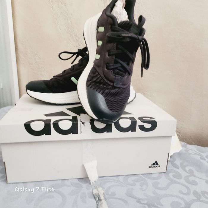 Маратонки Адидас почти нови